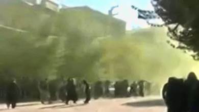 صورة مأخوذة من مقطع فيديو لمتظاهرين وسط إطلاق نار كثيف في شوارع مدينة جافانرود الكردية، في محافظة كرمانشاه بغرب إيران